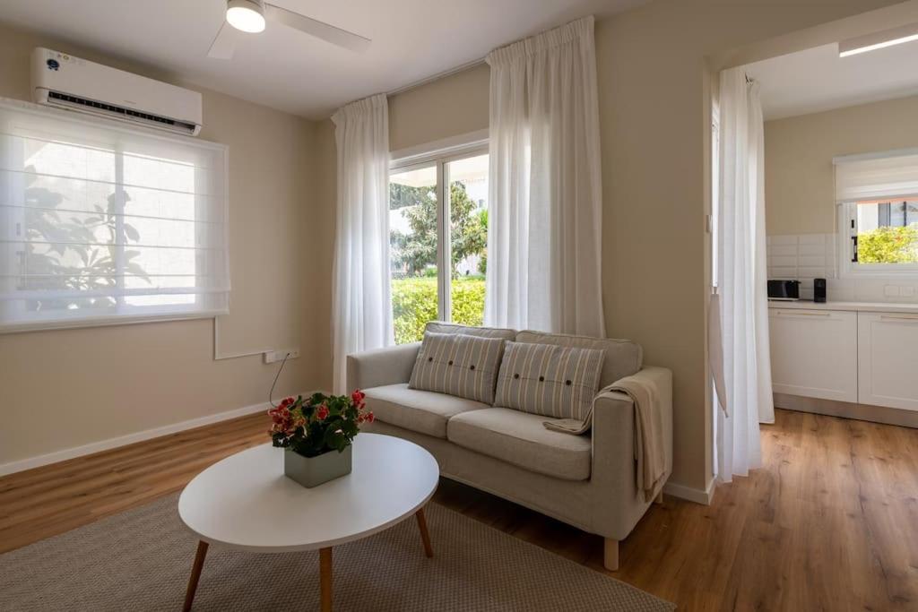 Cozy Nerina Cottage At Harbour Paphos Exterior foto